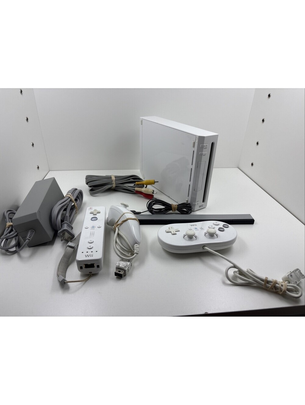 Nintendo Wii White Console RVL-001 1 Remote 1 Nunchuk Gamepad & Super Mario 64